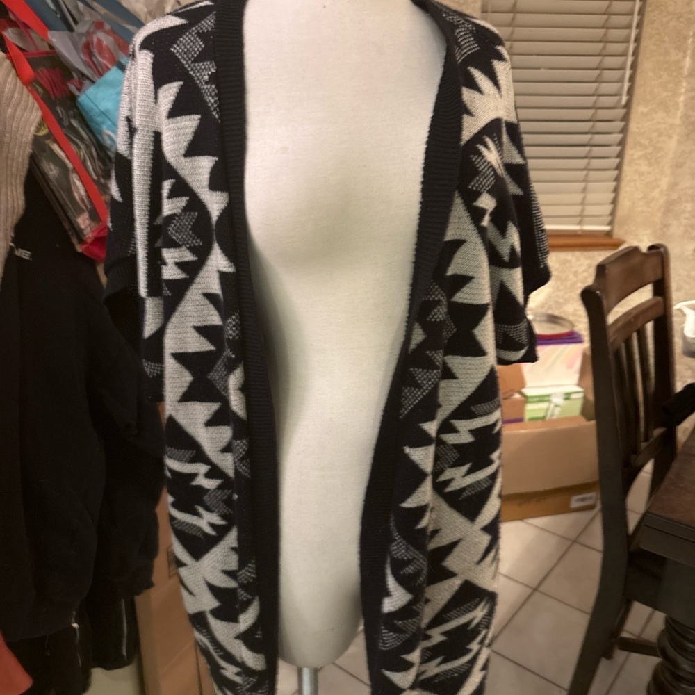 Chic Black and White Geometric Shrug by Kirra Size L